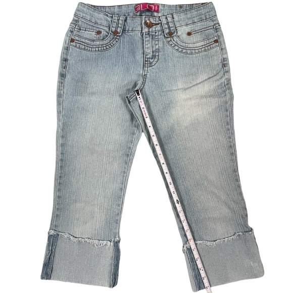 Glo Jeans Capri pants size 5 light wash, butterfly on pockets, rolled cuffs - Picture 11 of 15